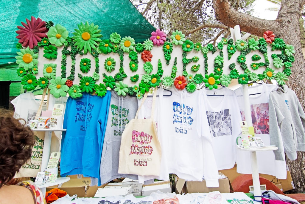 marktkraam hippiemarkt ibiza Marktkraam op de hippiemarkt van Ibiza