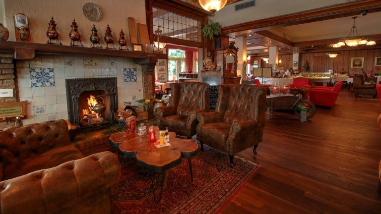 open haard lounge grand cafe hotel karsten Open haard in de lounge van Grand Café Hotel Karsten
