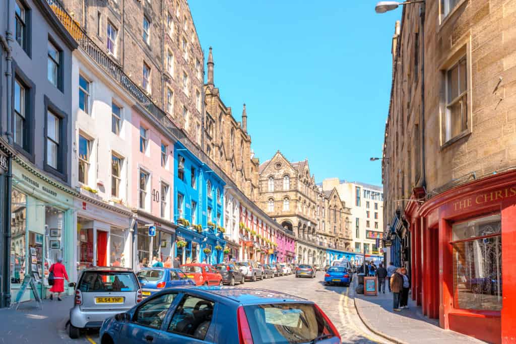 straat met oude gekleurde huizen edinburgh schotland Straat met oude gekleurde huizen in Edinburgh, Schotland