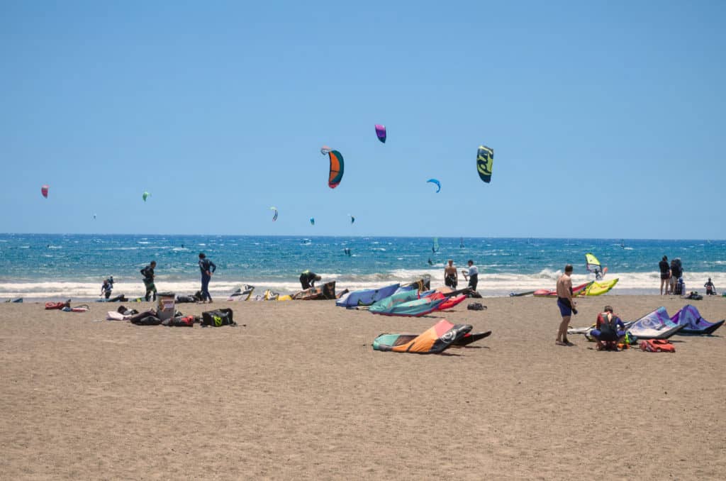 surfers bij playa el medano tenerife Surfers bij Playa El Medano op Tenerife