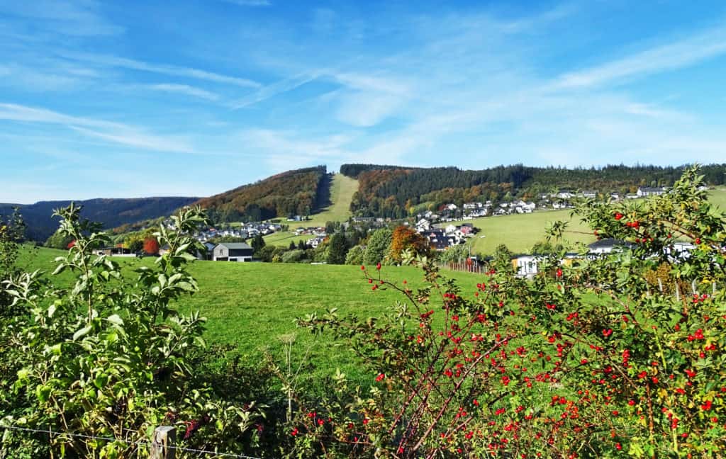 Uitzicht op het heuvelachtige landschap van Sauerland in Duitsland