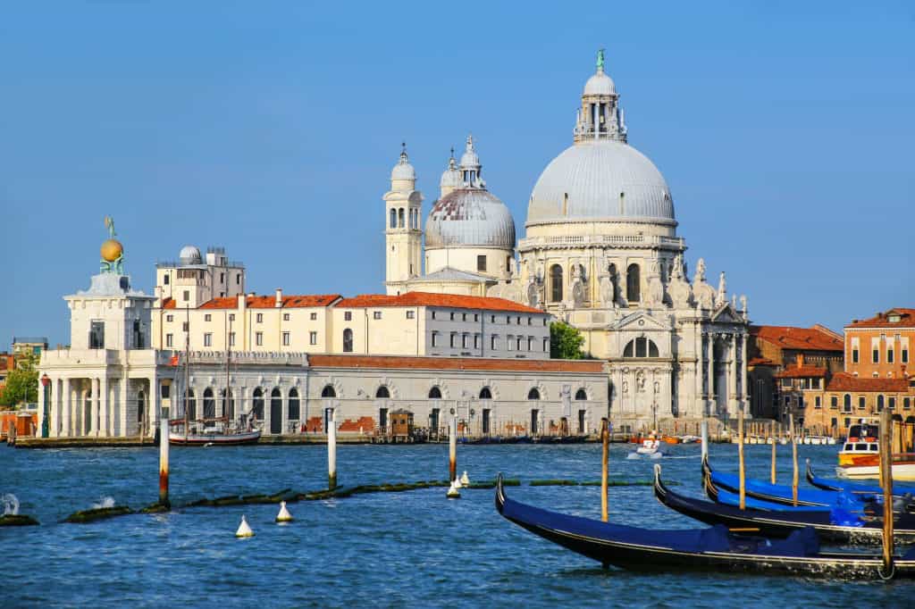 Uitzicht vanaf het water op de Basilica di Santa Maria della Salute in Venetië, Italië