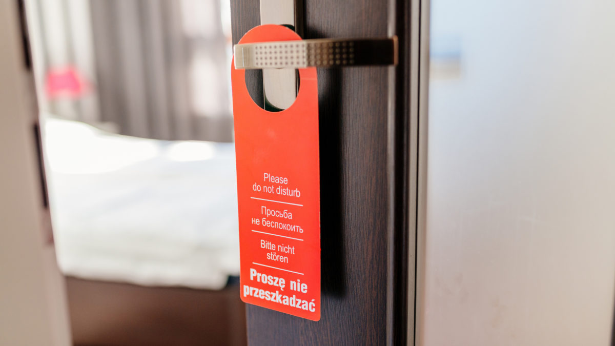Do-not-disturb bordje aan een hoteldeur