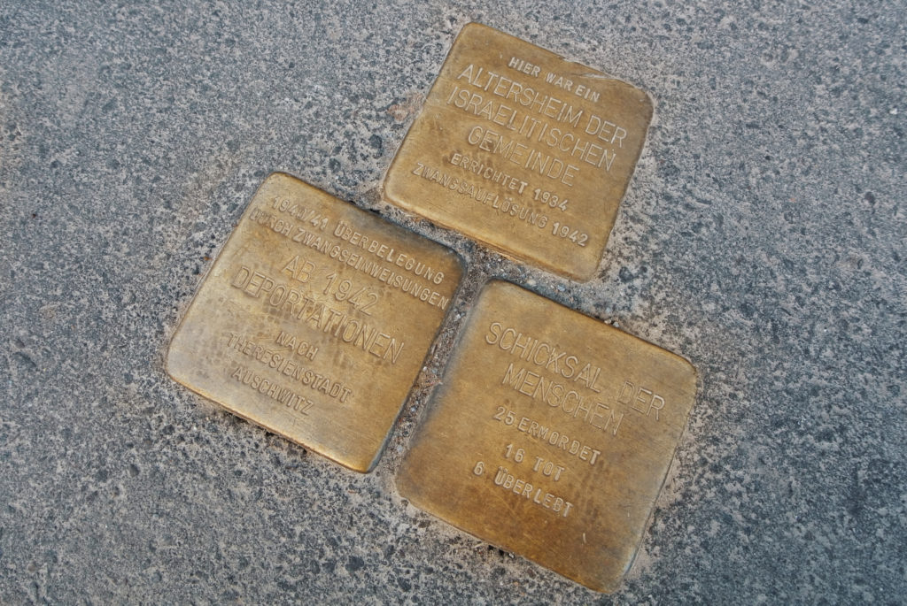 drie struikelblokken stolpersteine stoep berlijn duitsland Drie struikelblokken (Stolpersteine) op een stoep in Berlijn, Duitsland