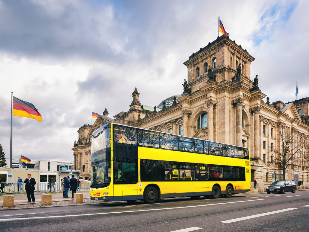 gele toeristische bus bij reichstag gebouw berlijn duitsland Gele toeristische bus bij het Reichstag gebouw in Berlijn, Duitsland