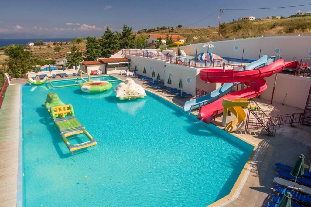 glijbanen aegean view aqua resort in kos stad kos griekenland Glijbanen en zwembad van Aegean View Aqua Resort in Kos-Stad, Kos, Griekenland