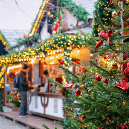 Kerstboom en kraampje op een Kerstmarkt in Berlijn, Duitsland