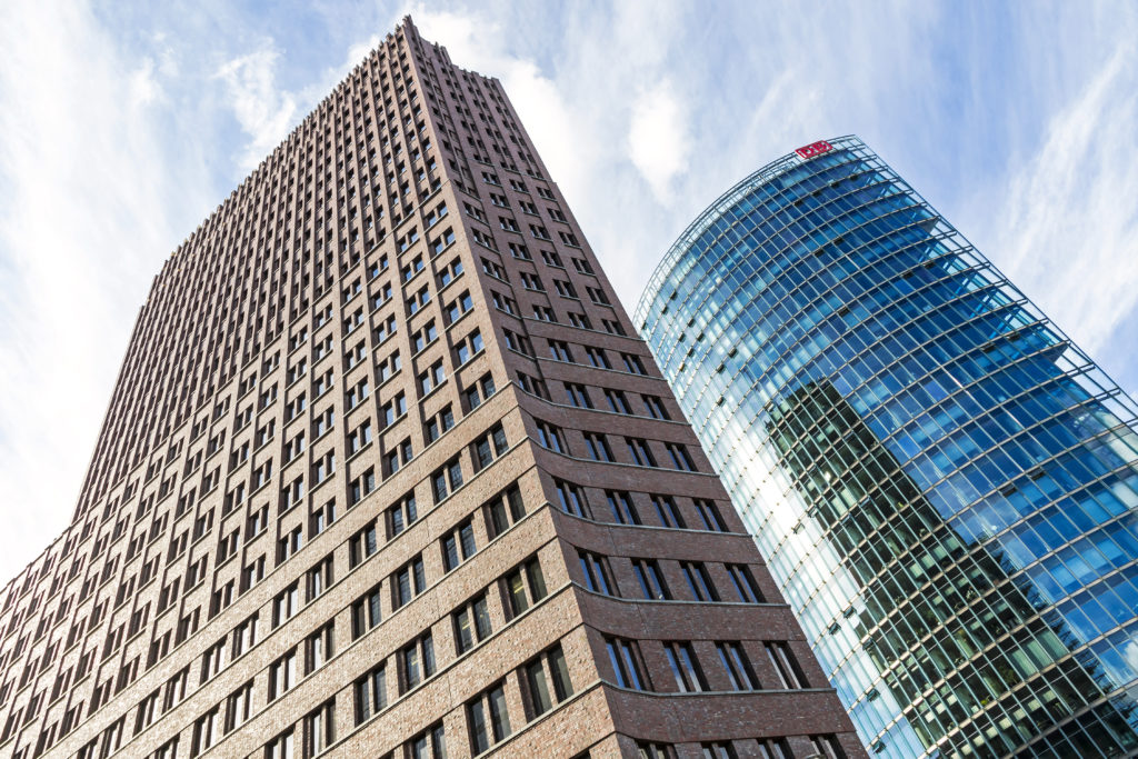 kollhoff toren bahn toren potsdamer platz berlijn duitsland Kollhoff-toren en Bahn toren op de Potsdamer Platz in Berlijn, Duitsland