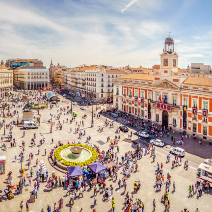 La Puerta del Sol van bovenaf in Madrid, Spanje