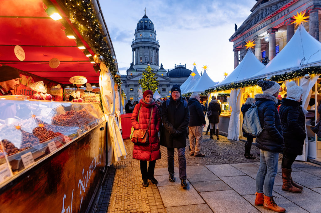 mensen kramen kerstmarkt gendarmenmarkt berlijn duitsland Mensen en kramen op de Kerstmarkt op de Gendarmenmarkt in Berlijn, Duitsland
