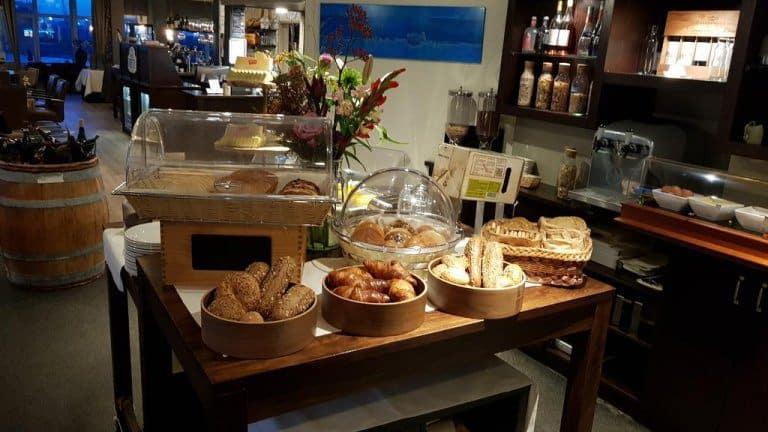 ontbijtbuffet eemshotel in delfzijl groningen nederland Ontbijtbuffet van Eemshotel in Delfzijl, Groningen, Nederland