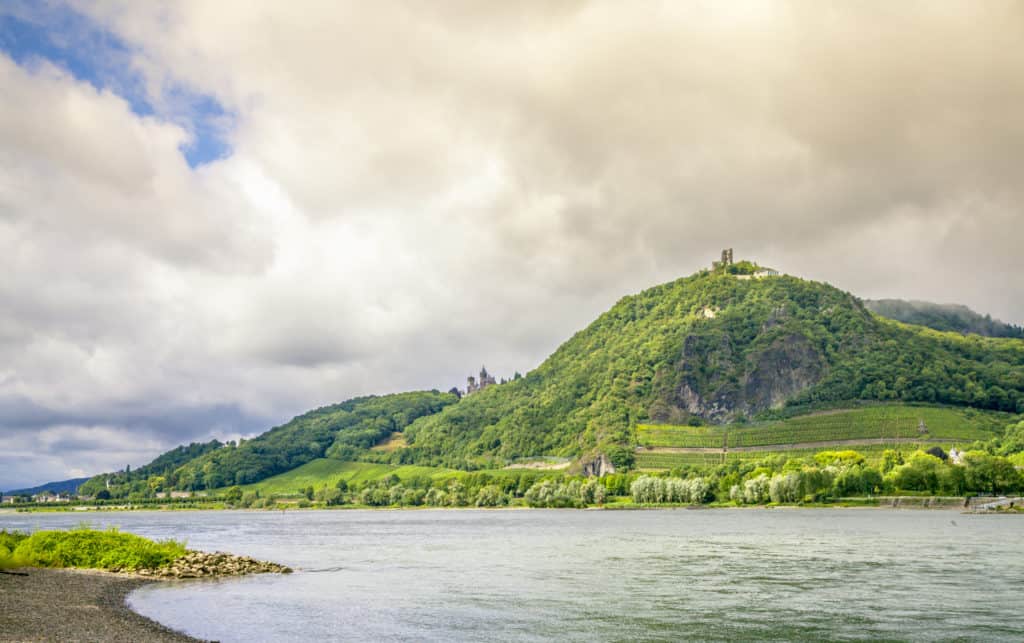 Rijn en ruïne van Drachenfels bij Königswinter in Duitsland