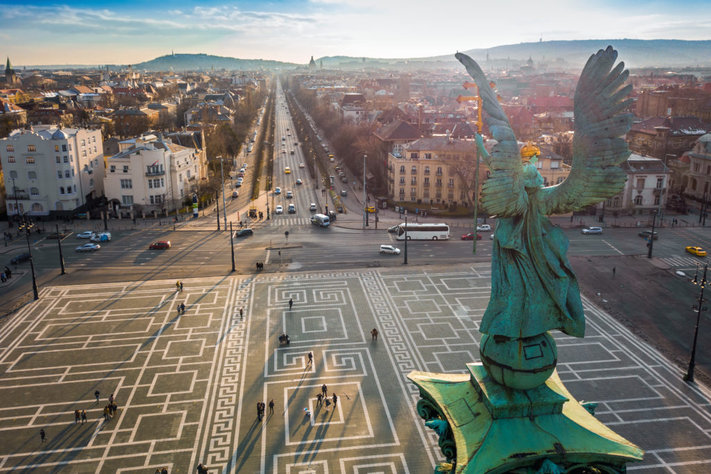 uitzicht andrassyboulevard tijdens zonsondergang budapest hongarije Uitzicht over de Andrássyboulevard tijdens zonsondergang in Budapest, Hongarije