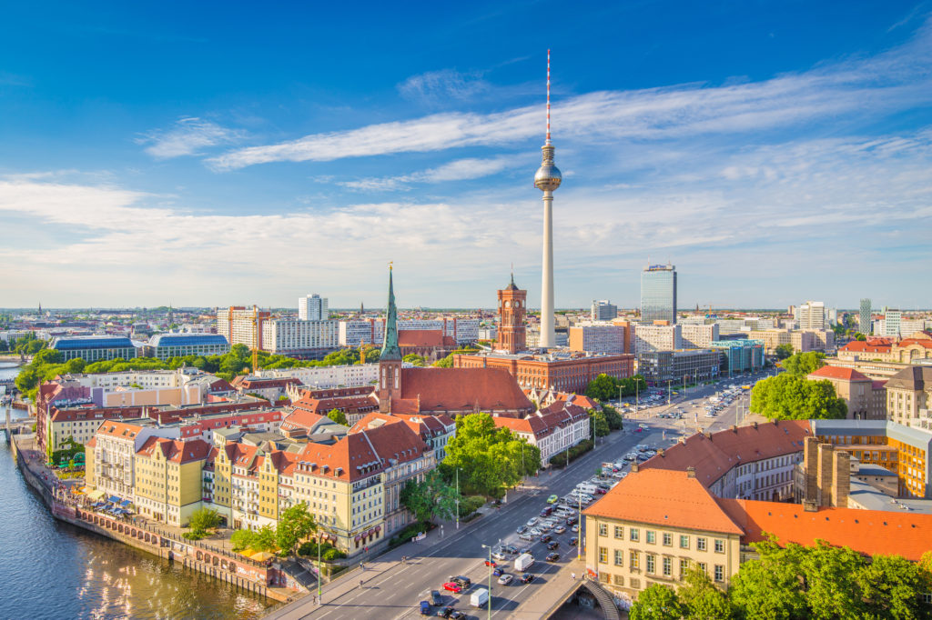 Uitzicht over Berlijn met de Spree rivier en de Fernsehturm tijdens zonsondergang