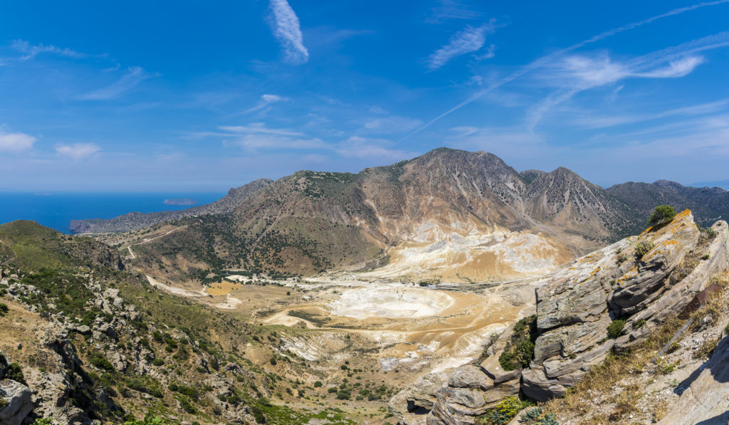 uitzicht vulkaankrater eiland nisyros griekenland Uitzicht op vulkaankrater op het eiland Nisyros, Griekenland