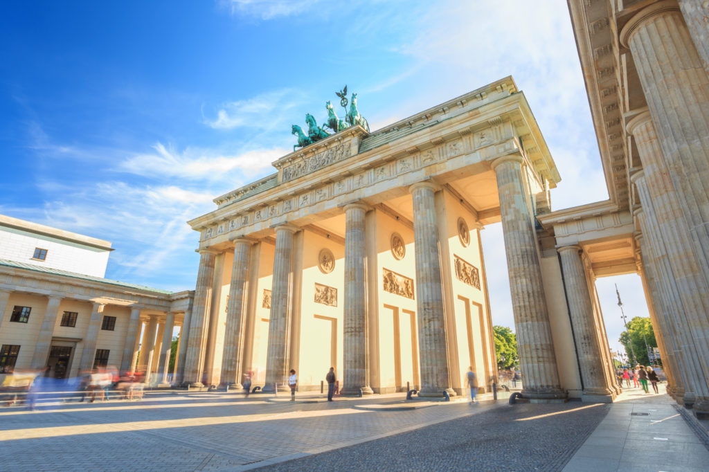 zonsondergang bij brandenburger tor berlijn duitsland Zonsondergang bij de Brandenburger Tor in Berlijn, Duitsland