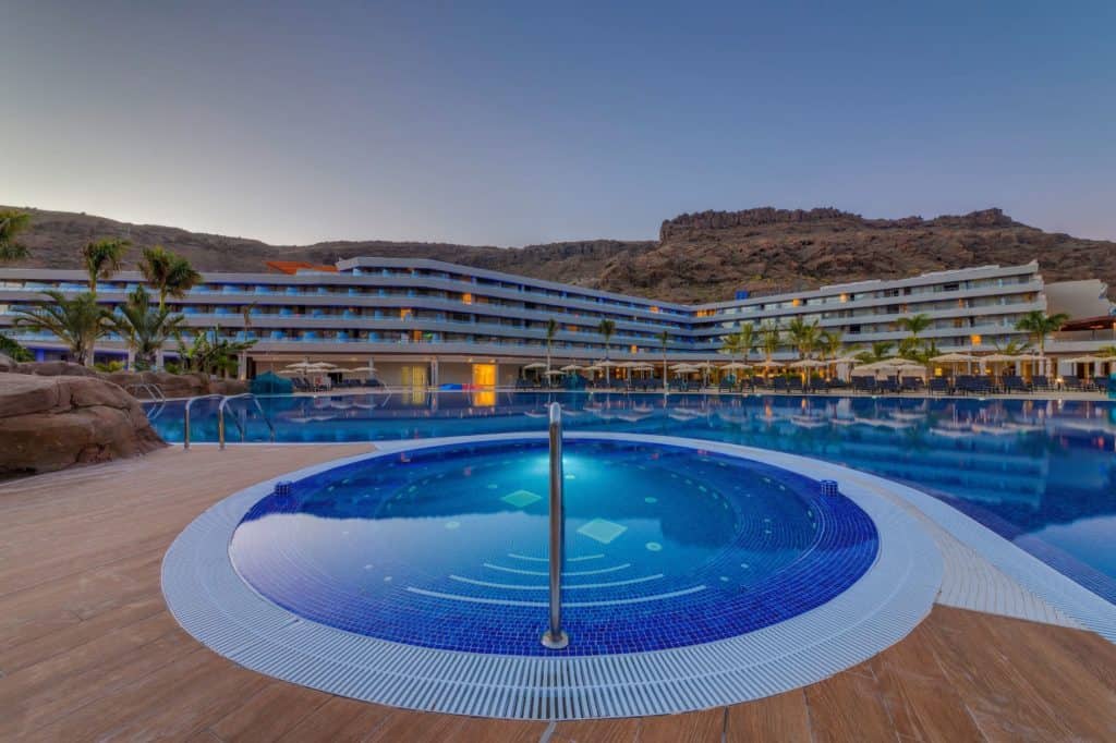zwembad radisson blu resort spa in puerto de mogan gran canaria spanje Zwembad van Radisson Blu Resort & Spa in Puerto de Mogán, Gran Canaria, Spanje