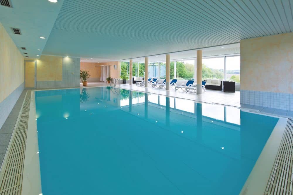 zwembad seehotel am stausee in gerolstein rijnland palts duitsland Zwembad van Seehotel am Stausee in Gerolstein, Rijnland-Palts, Duitsland