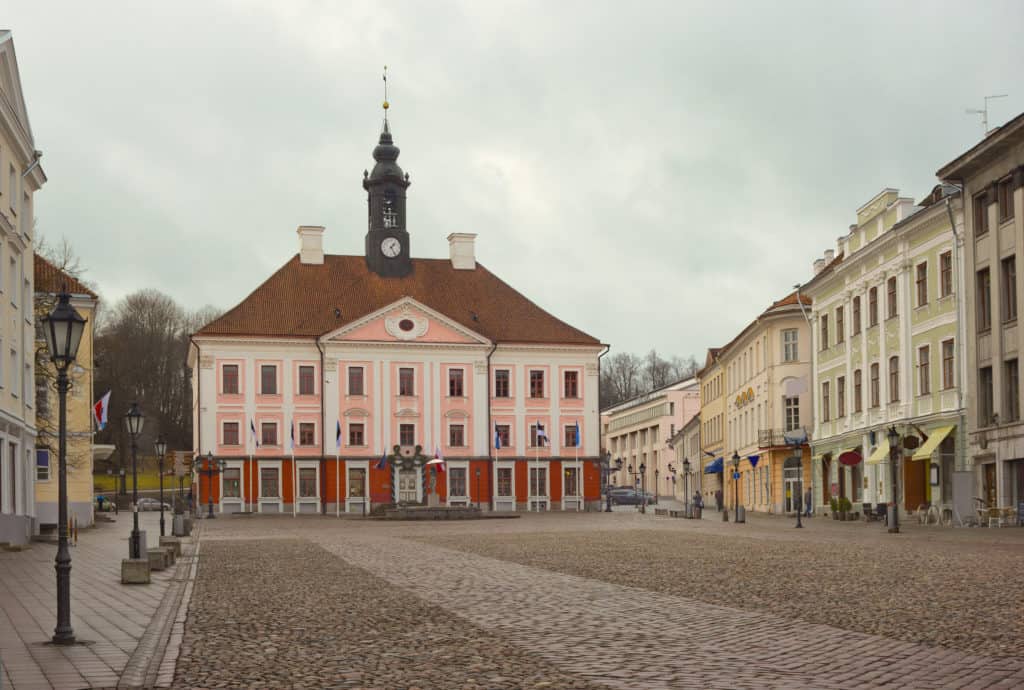 plein en stadhuis van Tartu in Estland