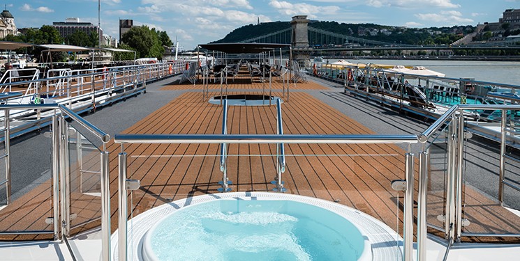 bovendek whirlpool slaapkamer hut ms william shakespeare Bovendek met whirlpool van Cruiseschip MS William Shakespeare