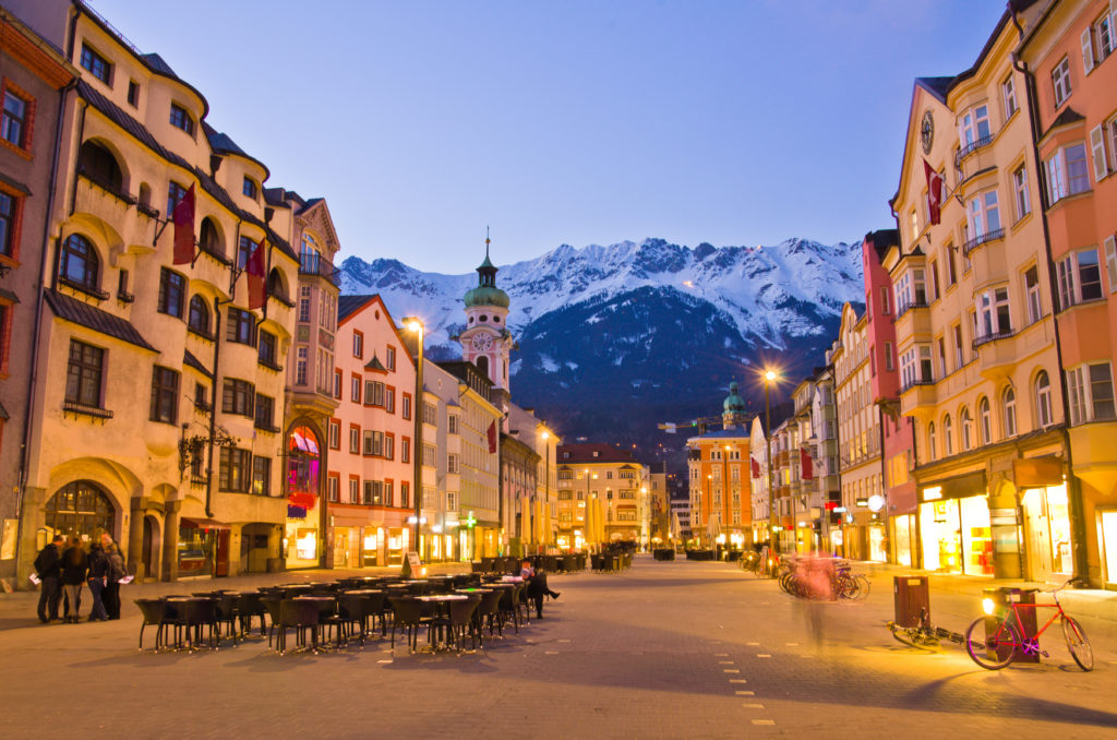 centrum innsbruck met bergen achtergrond oostenrijk Centrum van Innsbruck met bergen op de achtergrond in Oostenrijk