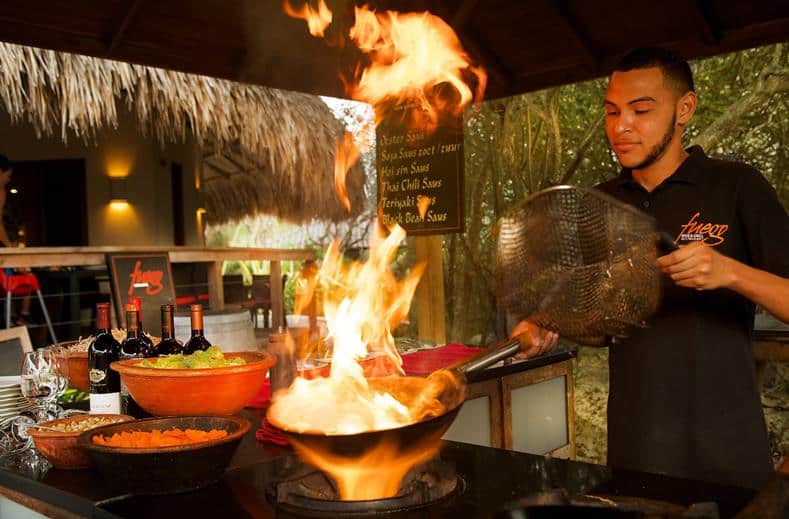 diner https www.youtube.comwatchvIMWPovccbH4 Restaurant van Morena Eco Resort in Jan Thiel Baai, Curaçao, Curaçao