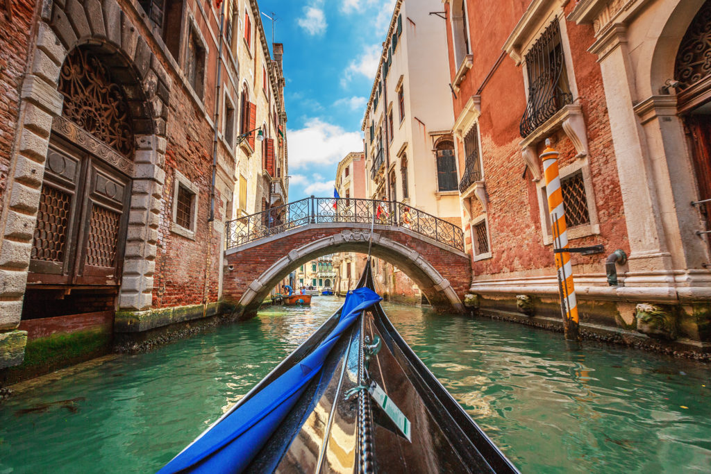 Uitzicht vanuit een gondel in Venetië, Italië