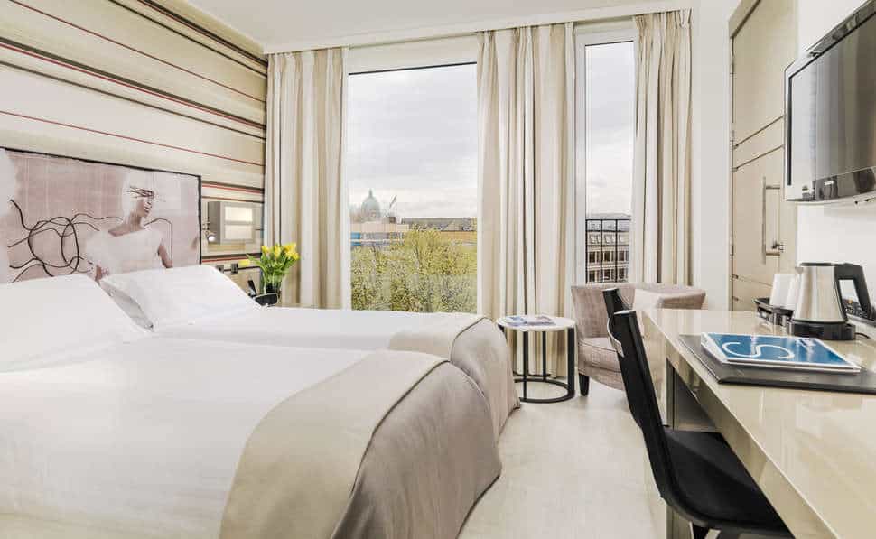hotelkamer h10 london waterloo in londen engeland verenigd koninkrijk Hotelkamer van H10 London Waterloo in Londen, Engeland, Verenigd Koninkrijk