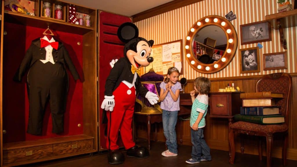 kinderen disneyland parijs Kinderen met Mickey Mouse in Disneyland Parijs, Frankrijk