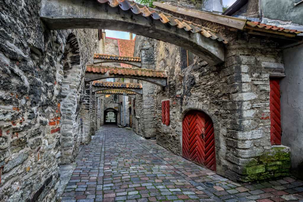 klein straatje tallinn estland St Catherine's Passage in Tallinn, Estland