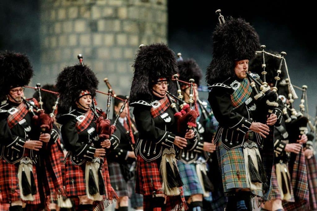 schotse doedelzakspelers music show scotland auld lang syne Schotse doedelzakspelers bij de Music Show Scotland Auld Lang Syne