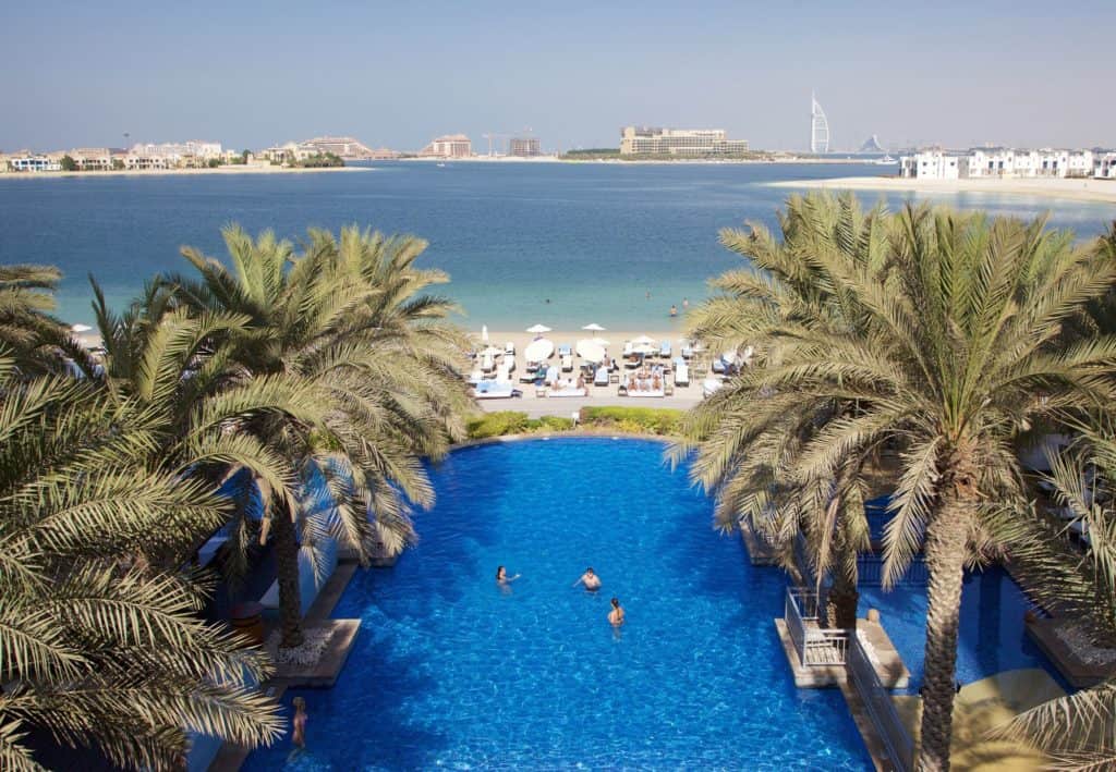 strand movenpick ibn battuta gate dubai in dubai dubai verenigde arabische emiraten Strand van Mövenpick Ibn Battuta Gate Dubai in Dubai, Dubai, Verenigde Arabische Emiraten