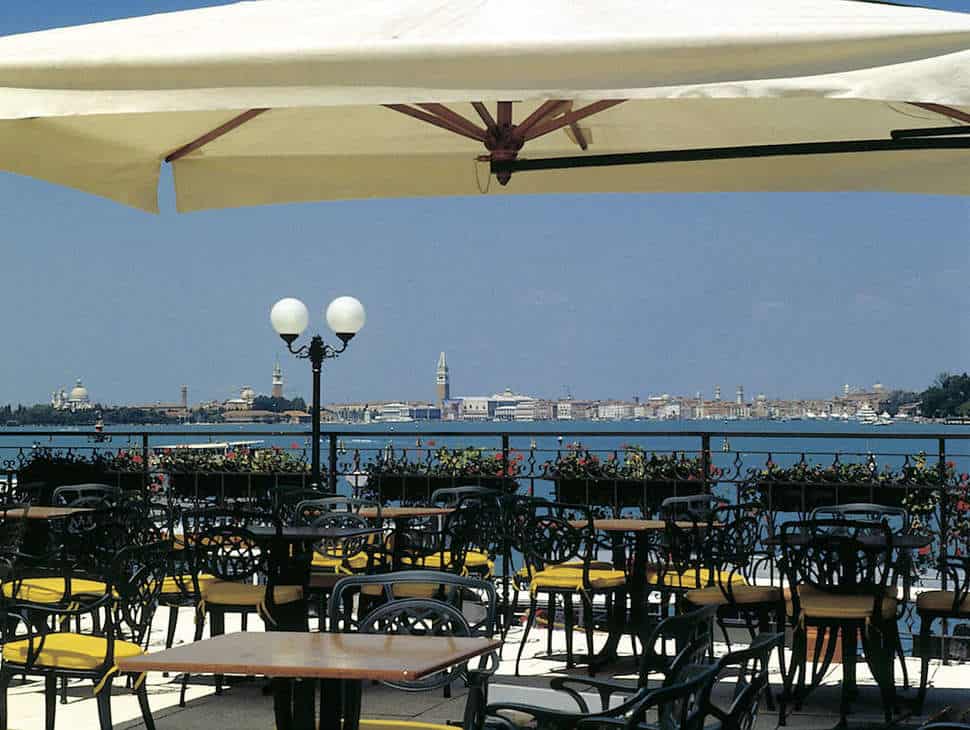 terras uitzicht hotel panorama in venetie veneto italie Terras van Hotel Panorama in Venetië, Veneto, Italië