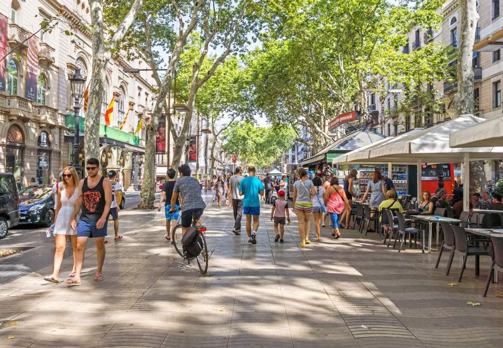 toeristen straat la rambla barcelona spanje Toeristen in de straat La Rambla in Barcelona, Spanje
