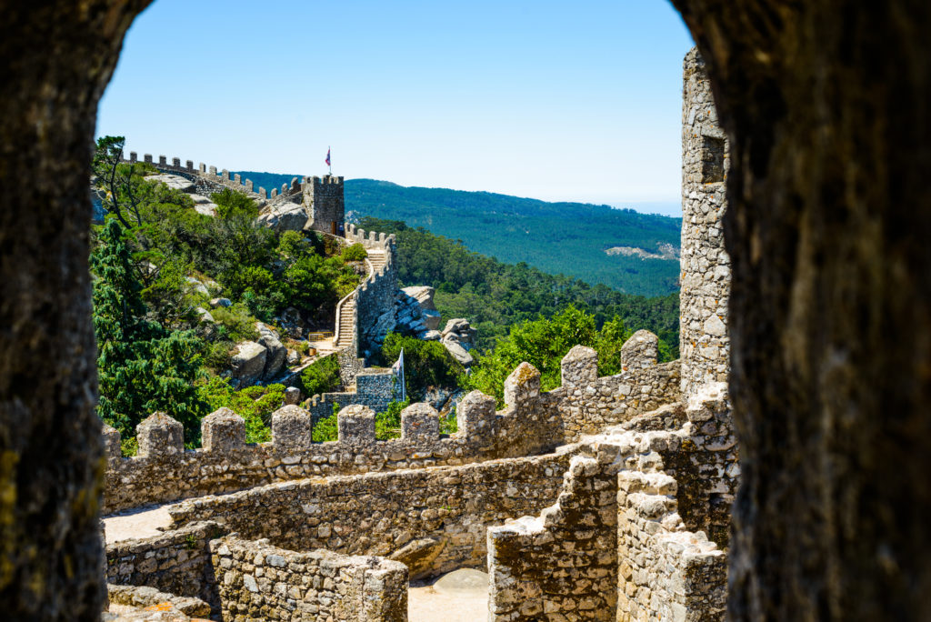 uitzicht castelo dos mouros sintra portugal Uitzicht op Castelo dos Mouros in Sintra, Portugal