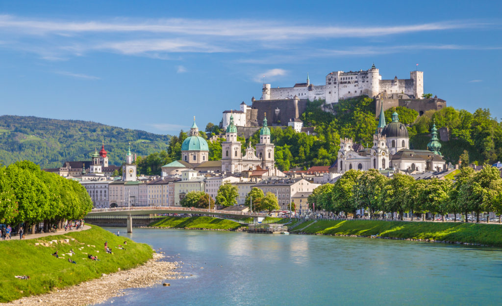uitzicht hohensalzburg vesting salzburg oostenrijk Uitzicht op de Hohensalzburg vesting in Salzburg, Oostenrijk