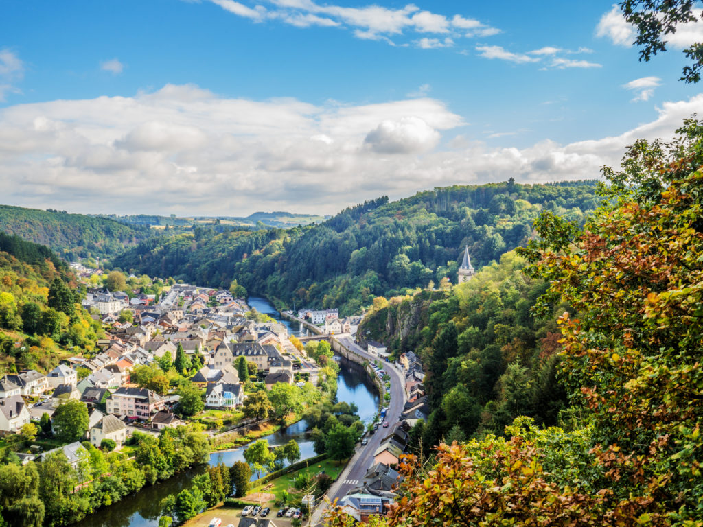 uitzicht vallei vianden luxemburg Uitzicht over de vallei van Vianden in Luxemburg
