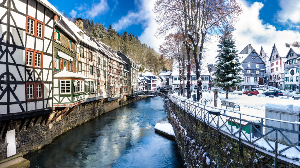 vakwerkhuizen winters monschau duitsland Vakwerkhuizen in een winters Monschau in Duitsland