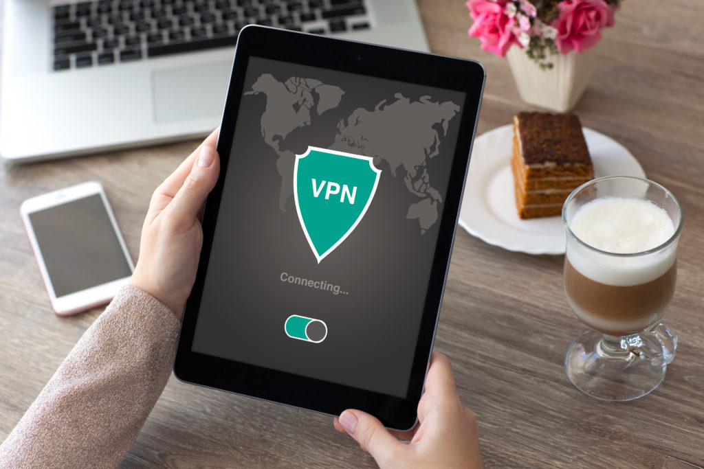 vrouw houdt tablet vast met vpn symbool Vrouw houdt een tablet vast met een VPN symbool