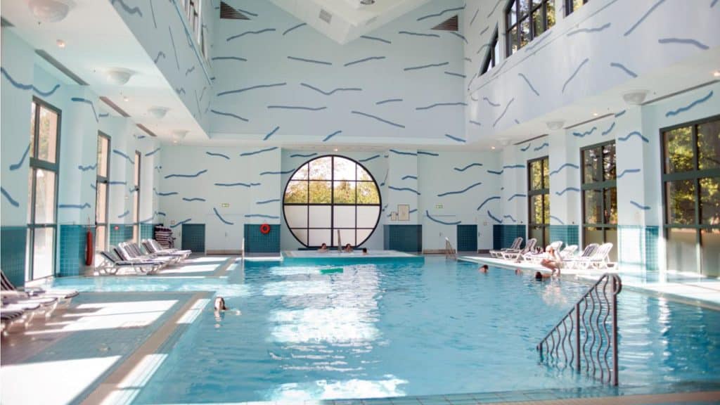 Zwembad van Disney’s Hotel New York in Marne-la-Vallée, Parijs, Frankrijk
