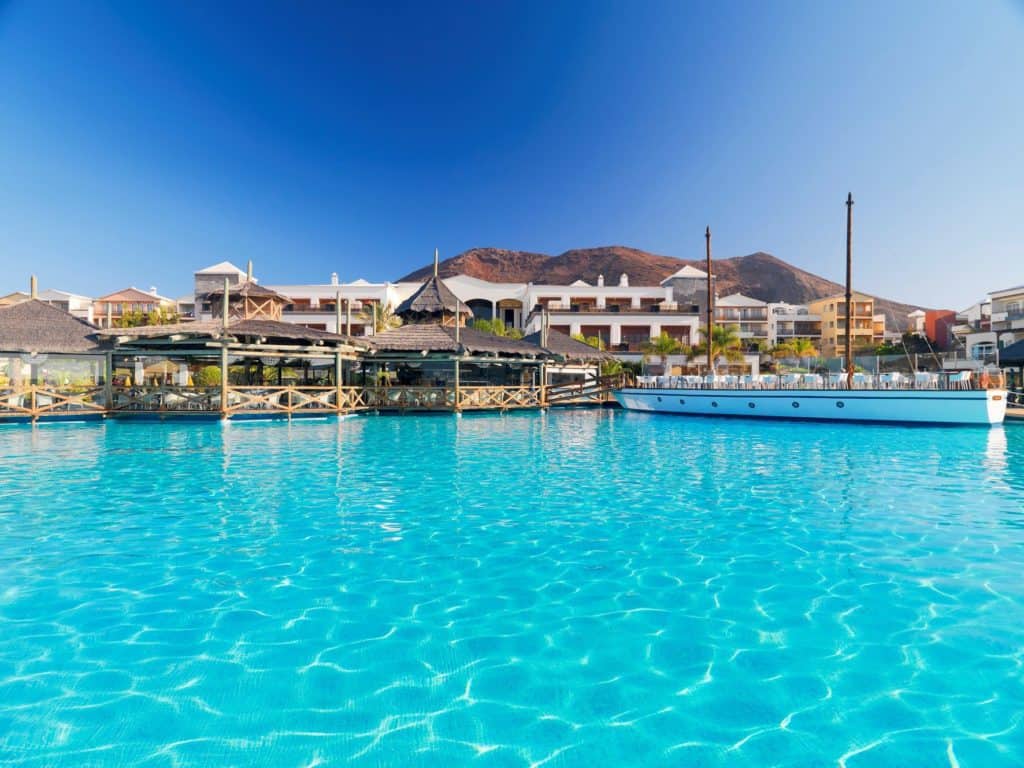 zwembad h10 rubicon palace in playa blanca lanzarote spanje Zwembad van H10 Rubicon Palace in Playa Blanca, Lanzarote, Spanje