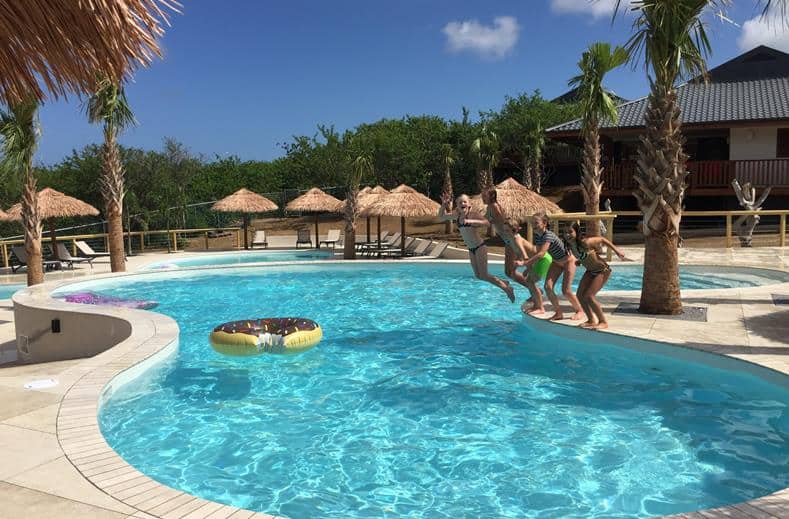 zwembad morena eco resort in jan thiel baai curacao curacao Zwembad van Morena Eco Resort in Jan Thiel Baai, Curaçao, Curaçao