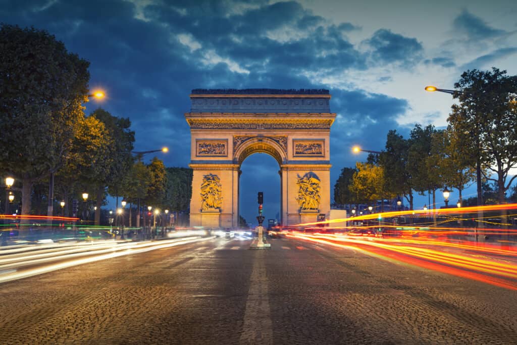 arc triomphe aan champs elysees parijs frankrijk Arc de Triomphe aan de Champs-Élysées in Parijs, Frankrijk
