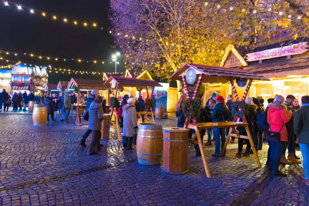 gezellige kraampjes kerstmarkt dusseldorf duitsland Gezellige kraampjes op de kerstmarkt in Düsseldorf, Duitsland