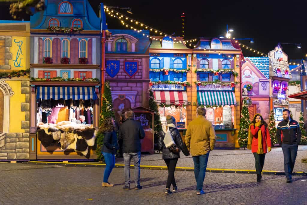 kerstmarkt met fraaie vormgegeven kraampjes dusseldorf duitsland Kerstmarkt met fraaie vormgegeven kraampjes in Düsseldorf, Duitsland