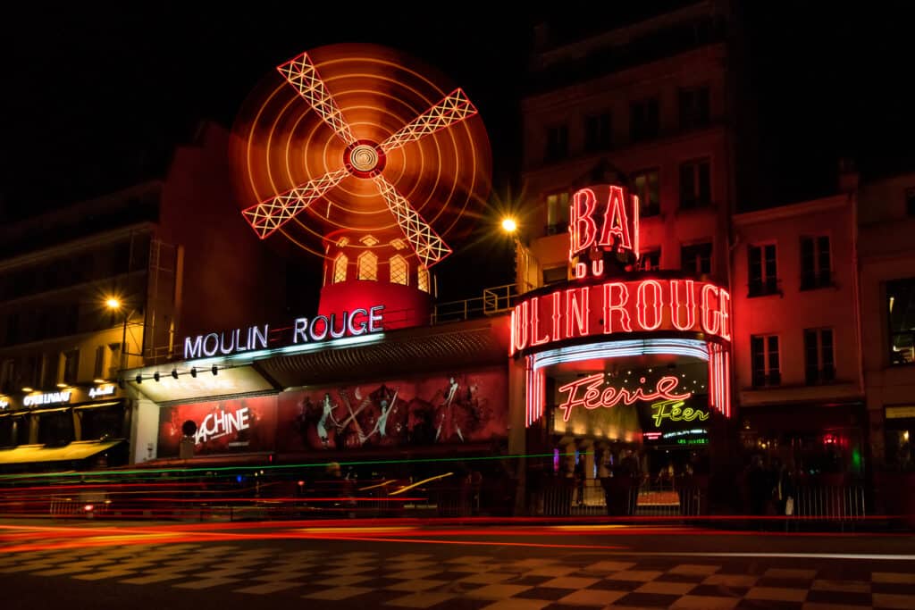 moulin rouge avond parijs frankrijk Moulin Rouge in de avond in Parijs, Frankrijk