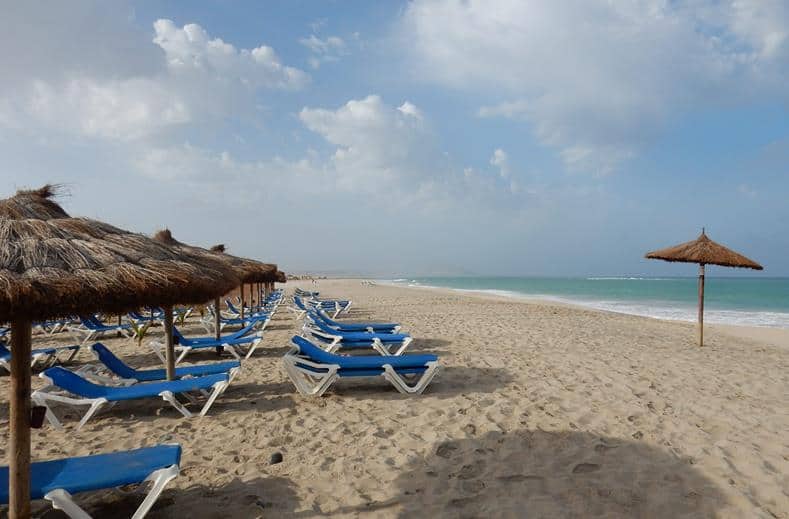 Strand van ClubHotel Riu Karamboa in Praia de Salinas, Boa Vista, Kaapverdië