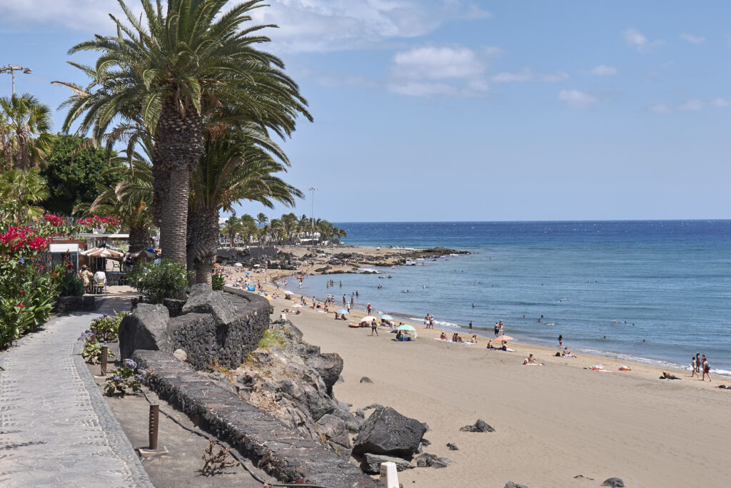 uitzicht boulevard strand los pocillos puerto del carmen lanzarote Uitzicht op de boulevard en het strand van Los Pocillos in Puerto del Carmen, Lanzarote