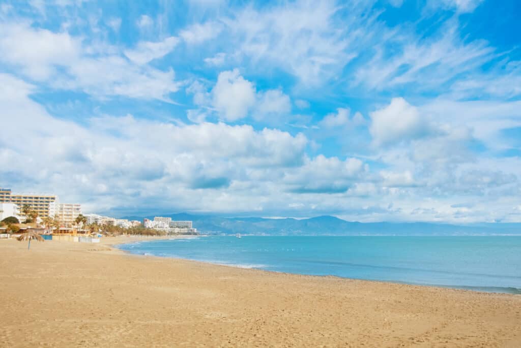 uitzicht zee strand torremolinos spanje Uitzicht op de zee en het strand van Torremolinos in Spanje