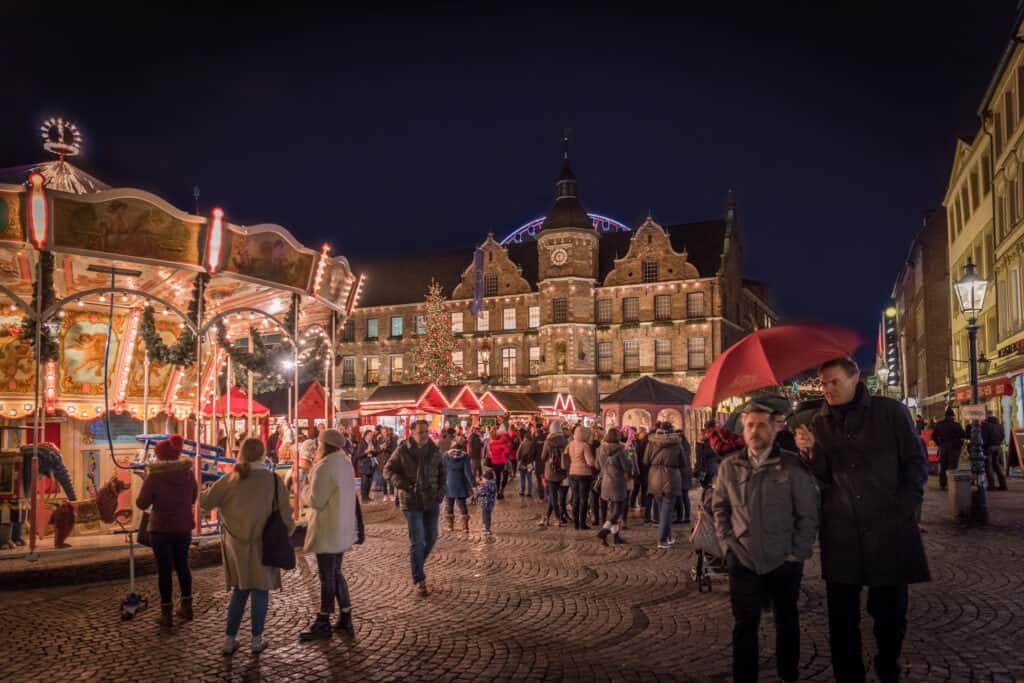 verlichte kerstmarkt beroemde burgplatz dusseldorf duitsland Verlichte kerstmarkt op beroemde Burgplatz in Düsseldorf, Duitsland